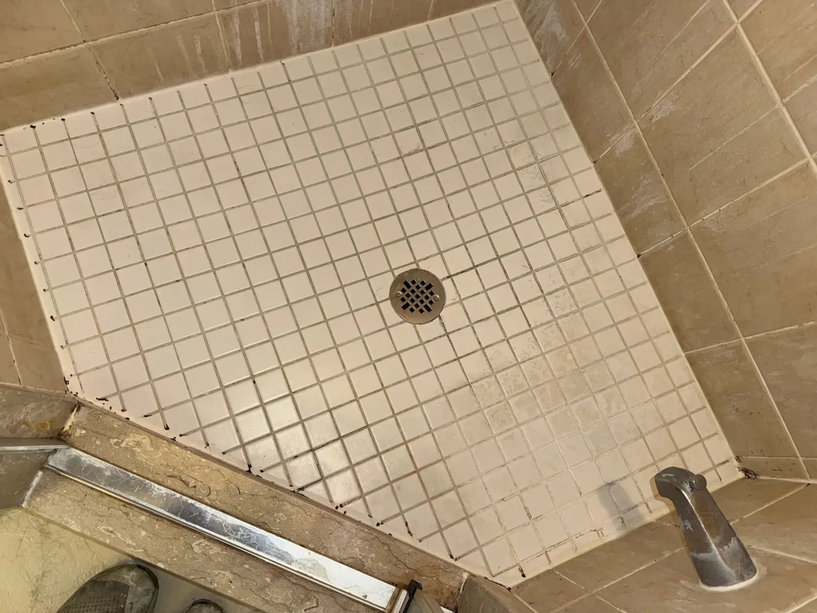 Graut | Bathroom Tile & Grout Cleaning Before – Toronto Bathroom tile and grout before professional deep cleaning in Toronto